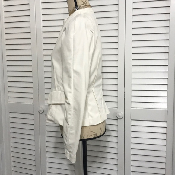 Beautiful Armani Collezioni Creme Blazer - Picture 3 of 7